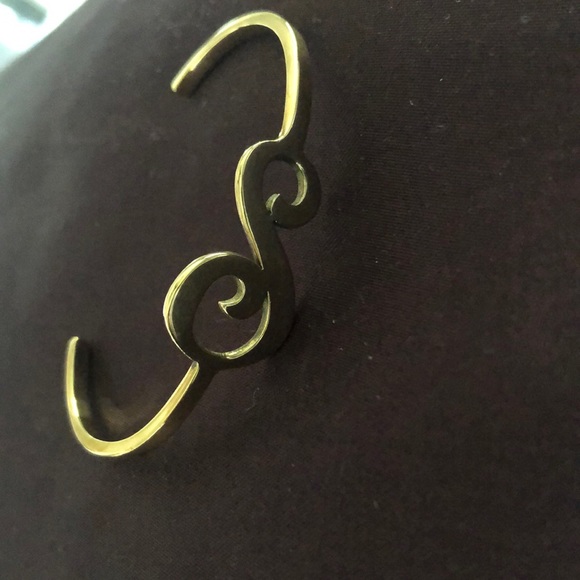 Jennifer Zeuner “S” initial cuff bangle - 14k yellow gold plated silver - Picture 2 of 3